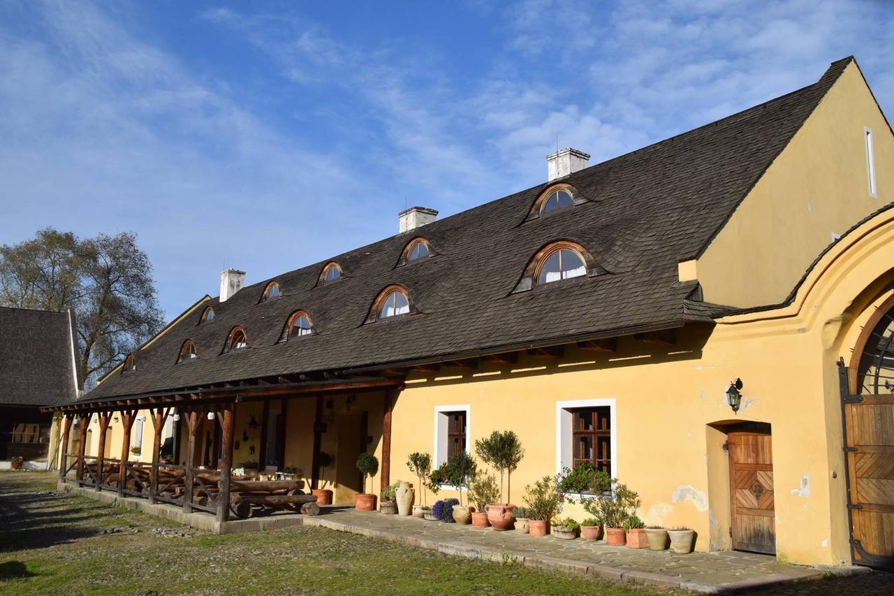 Dvur Olsiny -Hotel And Horse-Riding Karvina Exterior photo